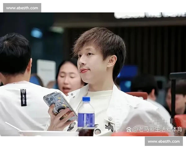 林高远与时尚才女合影引热议 工作室澄清：仅是跨界合作