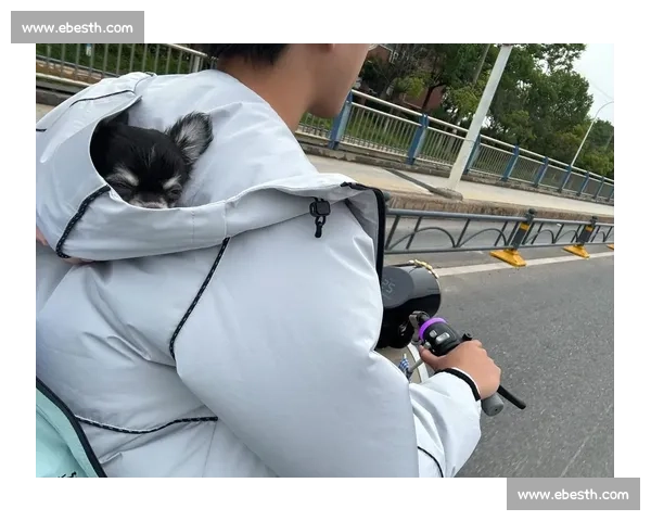 骑行男子路边歇息遇蹊跷：陌生女子强行推车被阻