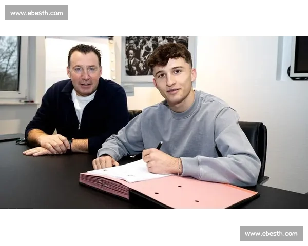 沙尔克官宣签下 22 岁德国中场法齐，合同至 2029 年